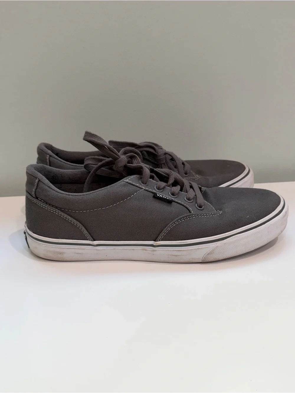 Vans Men's 9 Gray Canvas Low-Top Sneakers Skate Casual Streetwear Minimalist